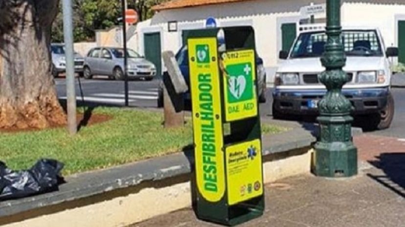 Desfibrilador em via pública.