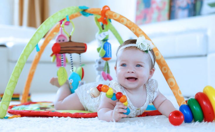 Brinquedos que estimulam a visão do bebê.
